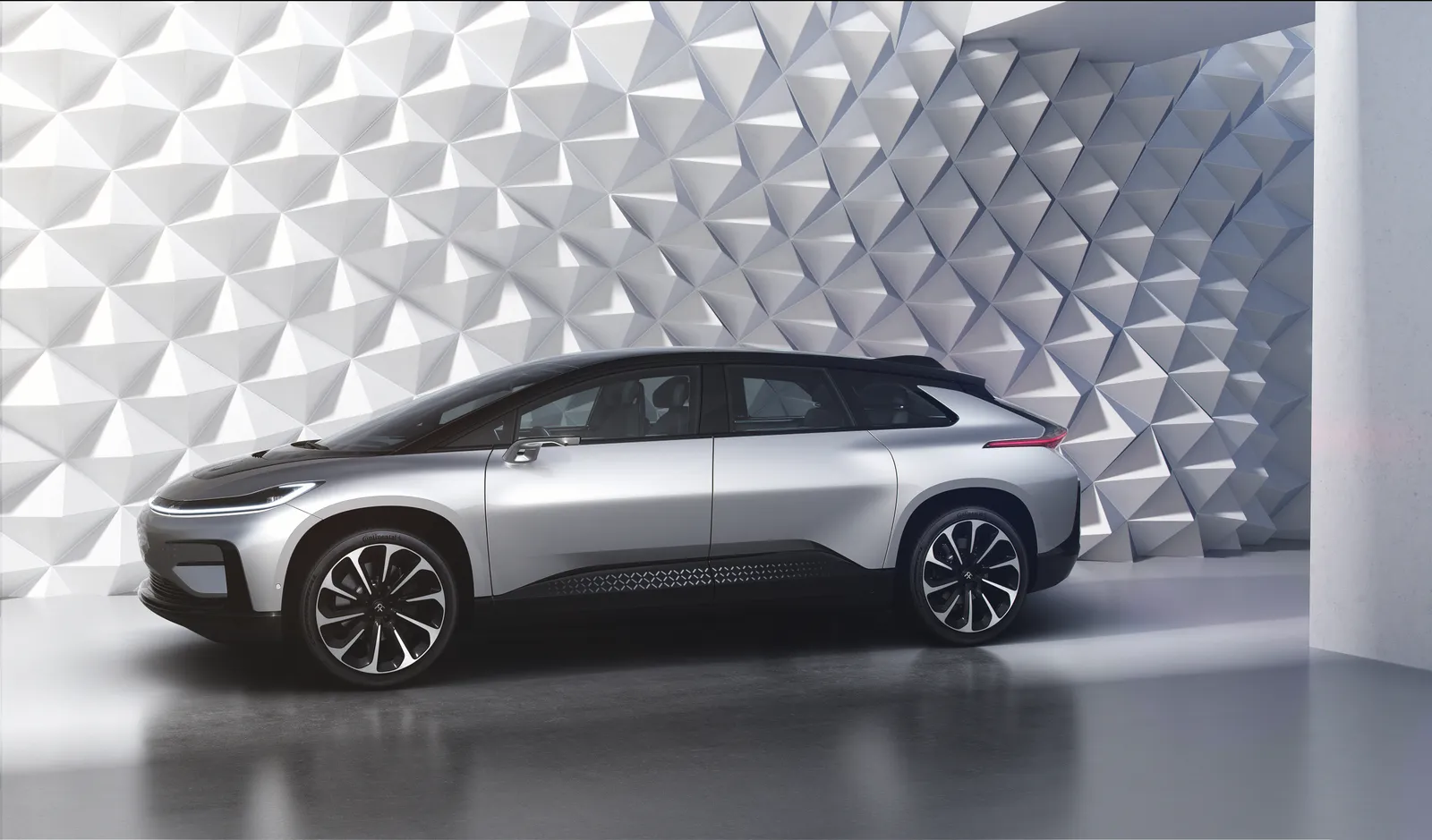 Faraday Future plánuje provést zpětné rozdělení zásob a zpozdit dodávku novýc...