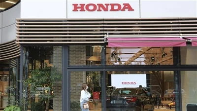 Tlak odborů byl úspěšný: Honda zvýší mzdy pro americké tovární dělníky o 11 %.