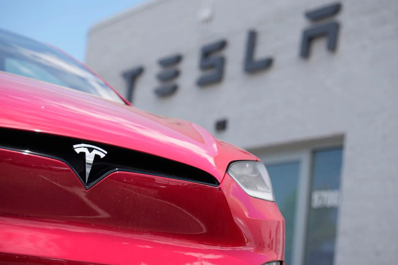 Tesla svolává více než 1,61 milionu vozů řady S3XY