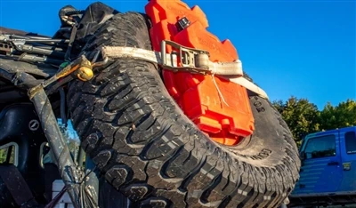 Proč mají některá offroadová vozidla na zadních dveřích namontovanou rezervní...